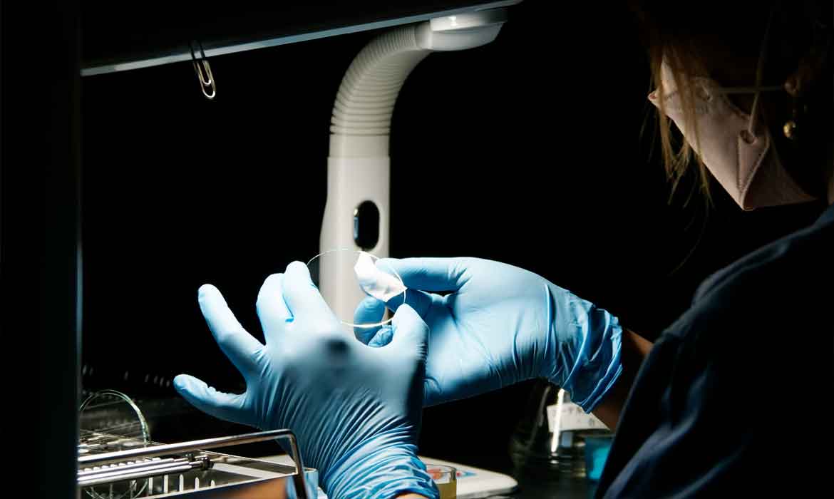 カメラフィルター組立・検査事業